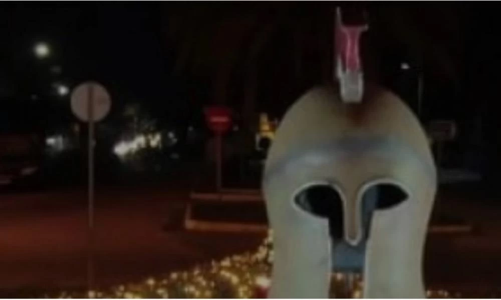 Σπάρτη: Άγνωστοι αφαίρεσαν την περικεφαλαία από την είσοδο της πόλης